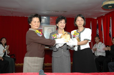 布袋代理鎮長「英文行」佈達(圖)