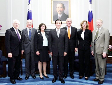 馬英九接見美國卡內基國際和平基金會會長(圖)