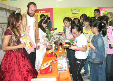 行動英語村啟動偏遠地區學童優先(圖)