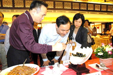 朱立倫訪視龍潭四家金牌好店(圖)