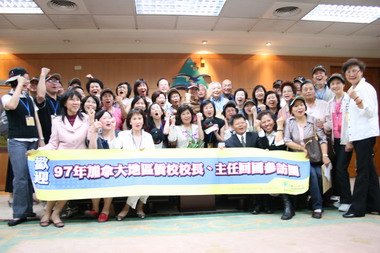 加拿大僑校校長參訪團今拜會楊秋興(圖)