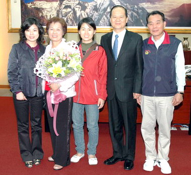 鄭永金表彰孝心孝行楷模(圖)