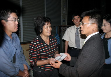 縣長探視岡山火警家屬 致贈慰問金40萬元(圖)