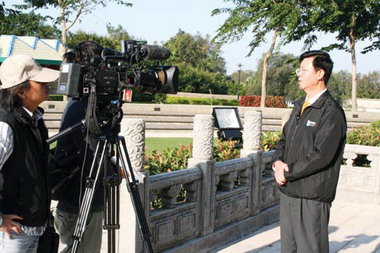 李炷烽接受公共電視台訪問談節能減碳(圖)