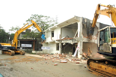 桃園縣府拆除違章砂石場(圖)