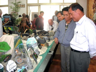 李朝卿勘查名竹大橋(圖)