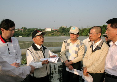 高雄縣長現勘二仁溪崇德橋(圖)