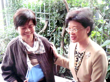 法務部長王清峰探視受傷立委翁金珠(圖)