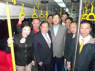 張通榮主持觀光巴士交車典禮(圖)