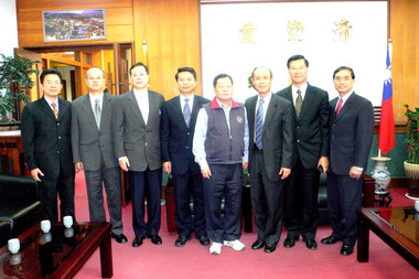 劉政鴻肯定榮升調動警官(圖)