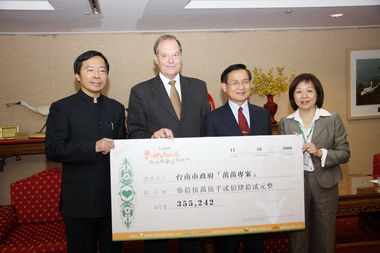 胡浩德代表慷慨捐出荷蘭日所得(圖)