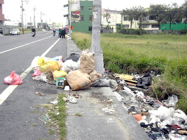 路邊亂丟垃圾將開罰(圖)