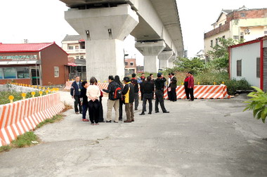 社頭高鐵橋下設護欄民眾通行捨直取彎(圖)