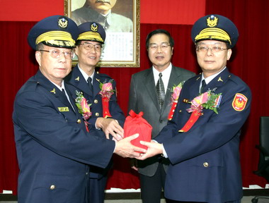 李朝卿主持縣府警察局長交接(圖)
