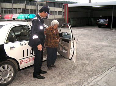 老婦山上走失員警熱心助返家(圖)