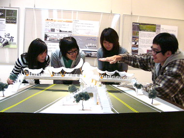 亞大學生變裝陸橋創作奪冠(圖)