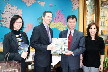 何志抵金參訪向鄉親問好(圖)