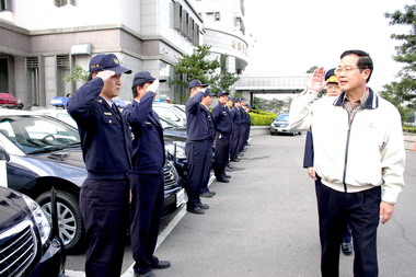 縣警局購置新巡邏車今舉行授車校閱儀式(圖)