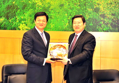 中國濟南市長拜會縣長周錫瑋(圖)