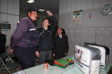 縣長關懷全台最高長人 勉勵多運動保健康(圖)