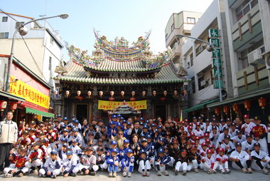 捐贈棒球服 城隍廟預祝諸羅山盃奪冠(圖)