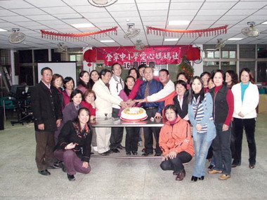 寧中小媽媽社歡慶16歲生日(圖)