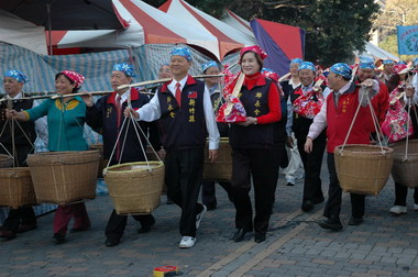 竹東湯圓節--千人挑擔、搓湯圓(圖)