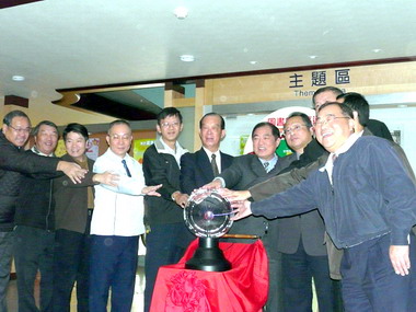 張通榮主持圖書館E卡通啟用儀式(圖)