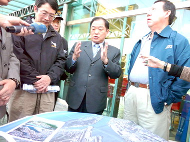 營建署長視察火車站及污水廠工程進度(圖)