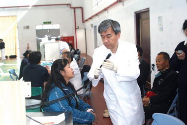 歲末年終  送愛到小金(圖)