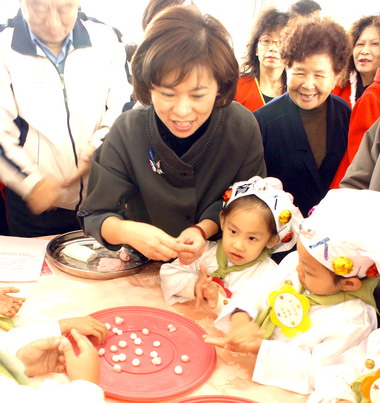 嘉市舉辦兒童合力搓湯圓比賽(圖)