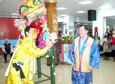 客家獅13日大匯演劉政鴻扮財神造勢(圖)