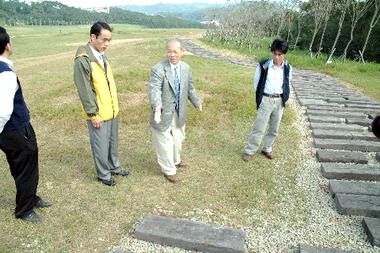 林政則勘查青青草原相關設施(圖)