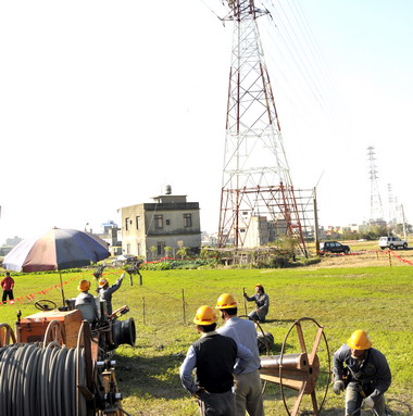 台電拆除外環道路用地上13座電塔(圖)