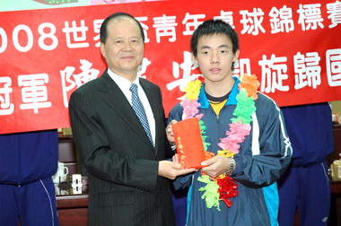 首位國際桌球賽摘金選手載譽歸國(圖)