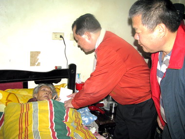 單親媽媽癌症去世留下高齡公婆與稚子(圖)