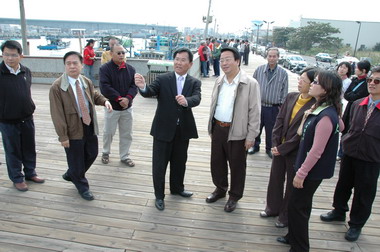 陳明文蒞臨關心布袋漁友爭取漁業設施(圖)