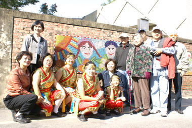 嘉市育英里環保教育牆揭幕(圖)