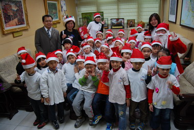 耶誔夜早晨 老小天使市府報佳音(圖)