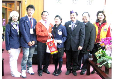 馬來西亞獅子會交換學生拜訪劉政鴻(圖)