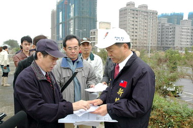 鄭永金勘查高鐵特定區內電塔用地遷移地點(圖)