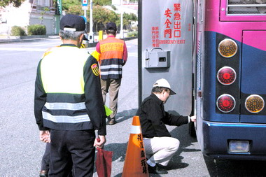 春節長假將至消保官進行大客車安檢(圖)