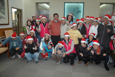 民啟智中心院童聖誕節向縣長報佳音(圖)