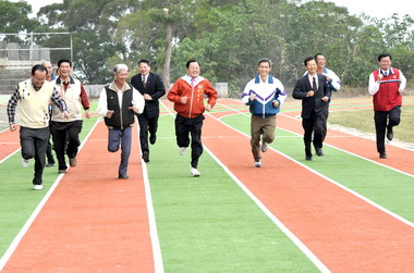 通霄鎮南和國中新建PP跑道啟用(圖)