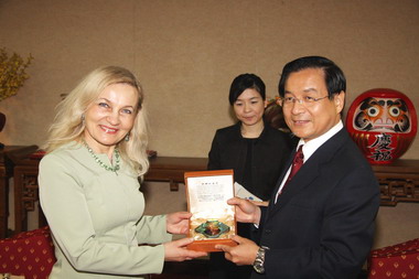 東歐拉脫維亞國會友台小組來訪(圖)