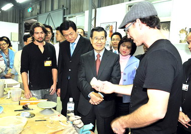蕭萬長參訪文化創意園區(圖)
