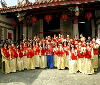 士子在文昌祠循古禮開中門活動(圖)