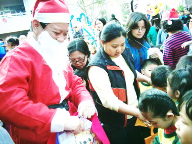 集集幼兒辦聖誕 全鎮一起大瘋狂(圖)