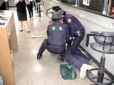 南投警分局 名間農會辦理防搶演練(圖)