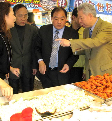 張通榮走訪魚貨直銷中心(圖)